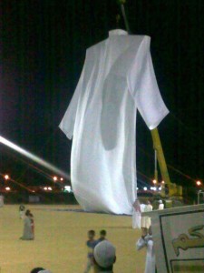 Hamdan, a Saudi with the help of 4 taylors created a dress for Adam based on the 90 feet calculation.